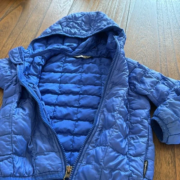 Lightly used North Face blue jacket. - Picture 5 of 6